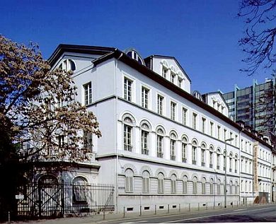 Blick auf das Jüdische Museum Frankfurt am Untermainkai Blick auf das Jüdische Museum Frankfurt am Untermainkai