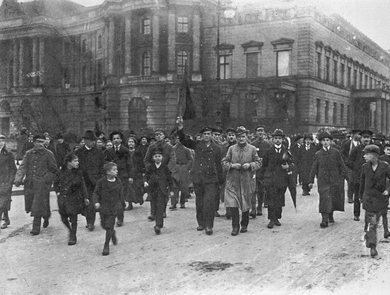 Foto: Otto Haeckel: Demonstration in Berlin Unter den Linden; der Matrose Johann Marx mit roter Fahne, 9.11.1918