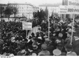 Fotografie: Ministerpräsident Philipp Scheidemann (SPD) spricht bei der Maifeier 1919 in Berlin.
