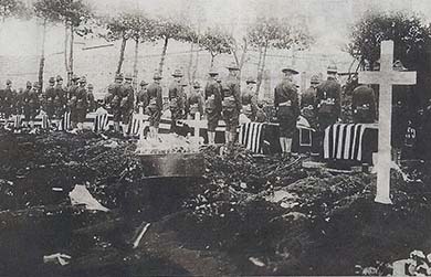 Photo: Funeral for American victims of the Spanish flu at Brest-Kerfautras cemetery.